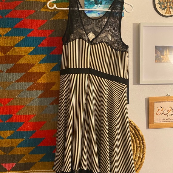 Vintage looking Guess Dress - Picture 2 of 2